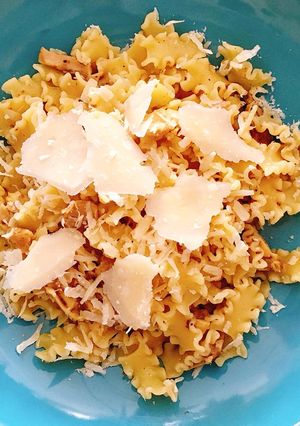 Una foto de Pasta con pollo asado y salsa de trufa