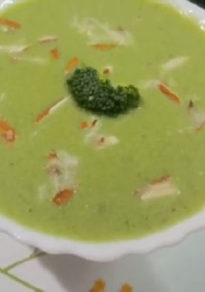 બ્રોકોલી આલમોન્ડ સૂપ (Broccoli Almond Soup Recipe In Gujarati) રેસીપી મુખ્ય ફોટો