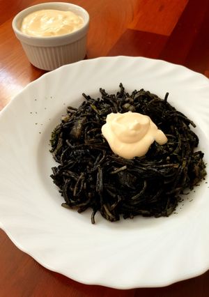 Una foto de Fideuá negra