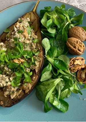 Une photo de Aubergines farcies feta et noix Salade de mâche vinaigrette à l’huile de noix