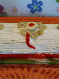 Una foto de Pastel frío de pan de molde. Es muy fácil de hacer económico y está buenísimo