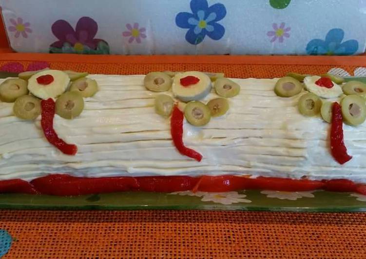 Pastel frío de pan de molde. Es muy fácil de hacer económico y está buenísimo