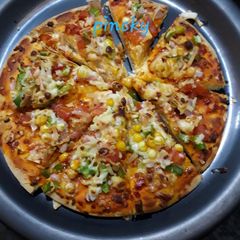 Onion tomato corn pizza A picture of Onion tomato corn pizza.
