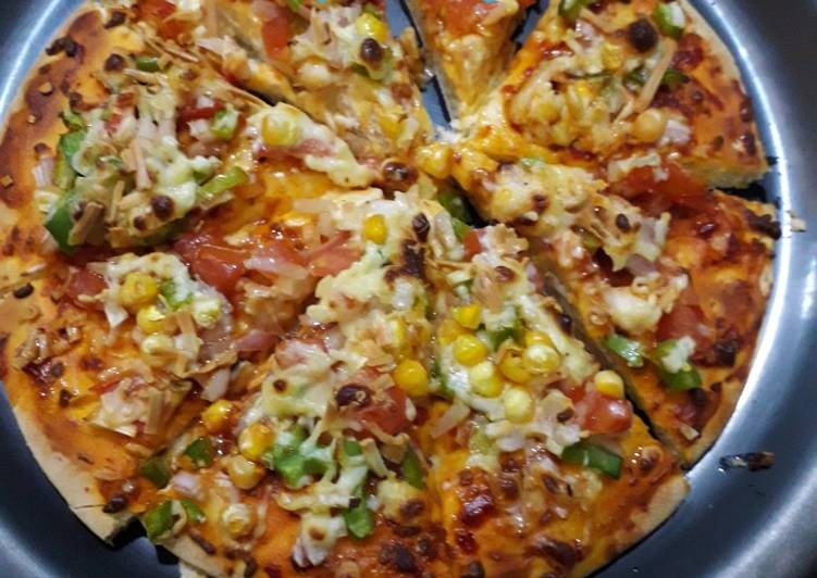 Onion tomato corn pizza