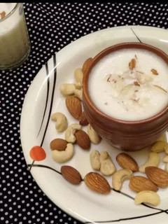 काजू बादाम मिल्क शेक(Kaju badam milk shake recipe in Hindi) रेसिपी मुख्य फोटो