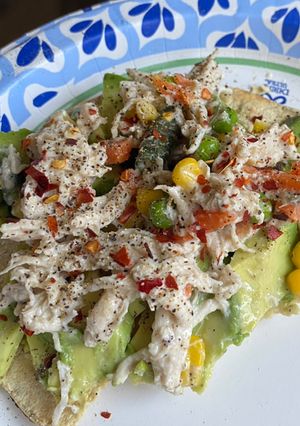 A picture of Chicken salad tostadas with avocado 🥑🍗 -Tostadas de pollo con aguacate.