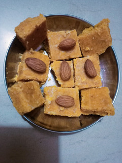 बेसन की बर्फी (besan ki barfi recipe in Hindi) रेसिपी मुख्य फोटो