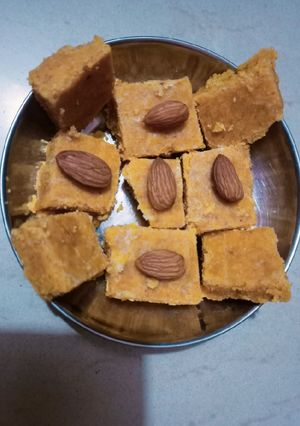 बेसन की बर्फी (besan ki barfi recipe in Hindi) रेसिपी मुख्य फोटो