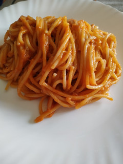 Una foto de Espaguetis con tomate y atún