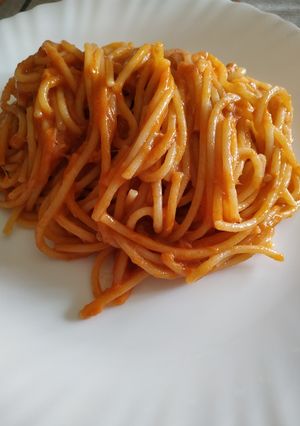 Una foto de Espaguetis con tomate y atún