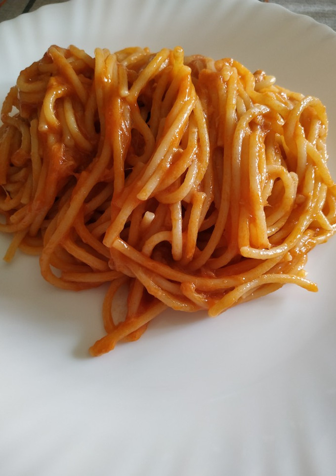 Una foto de Espaguetis con tomate y atún