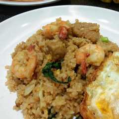 A picture of Nasi goreng pedas.