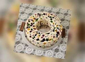 Una foto de Gelatina mosaico con yogurt y queso crema