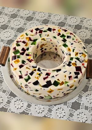 Una foto de Gelatina mosaico con yogurt y queso crema