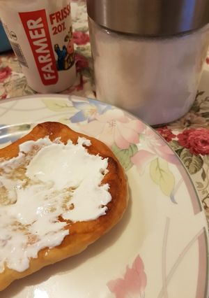 Lángos kenyérsütőben dagasztva recept fotója