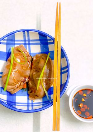 A picture of Veg Dumplings with Red Chilli Sauce.