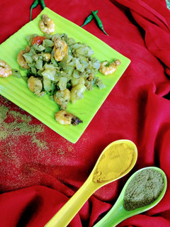 A picture of Lau aloo chingri / bottle gourd potato & shrimp curry.