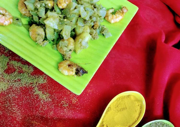 How to  Lau aloo chingri / bottle gourd potato &amp; shrimp curry