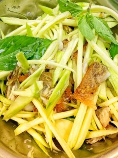 Hình của món Gỏi Xoài Khô Cá Sặc.