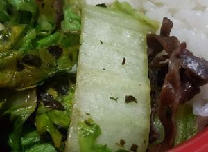 Una foto de Pak choi salteado con hongos y arroz