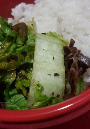 Una foto de Pak choi salteado con hongos y arroz