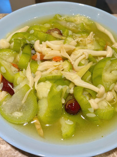 【簡易電鍋料理】紅棗枸杞菇菇絲瓜 的食譜成品照片
