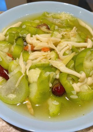 【簡易電鍋料理】紅棗枸杞菇菇絲瓜 的食譜成品照片