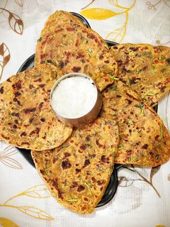 मेथी तिकोना पराठा (Methi Tikona paratha recipe in Hindi) रेसिपी मुख्य फोटो