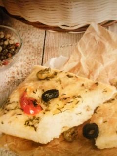 Zöldfűszeres-olívabogyós focaccia recept fotója