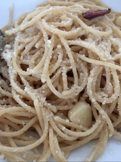 Una foto de Espaguetis integrales con guindilla y parmesano