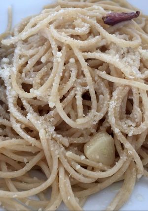 Foto principal de Espaguetis integrales con guindilla y parmesano