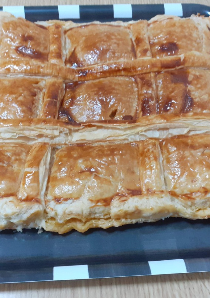 Una foto de Empanada de boletus y queso cheddar rojo