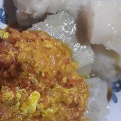 White boiled yam with egg sauce A picture of White boiled yam with egg sauce.