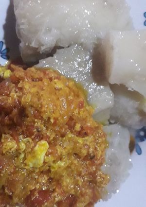 A picture of White boiled yam with egg sauce.