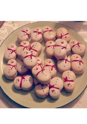Une photo de Macarons bonhommes de neige à la noix de coco