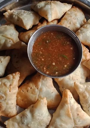 સમોસા (samosa Recipe In Gujarati) રેસીપી મુખ્ય ફોટો