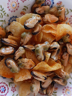 Una foto de Musclos en conserva en escabeche con patatas chips, para aperitivo