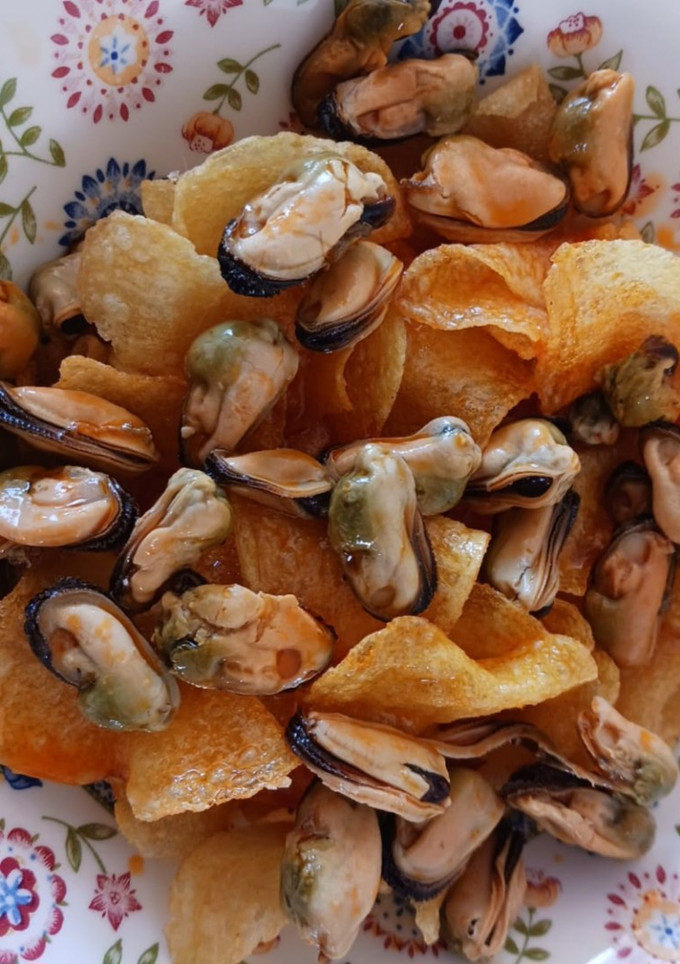 Una foto de Musclos en conserva en escabeche con patatas chips, para aperitivo
