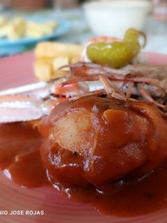 Una foto de Pollo con cigalas en salsa vizcaína