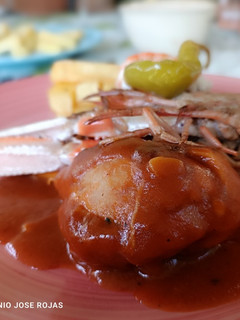 Una foto de Pollo con cigalas en salsa vizcaína