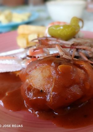 Una foto de Pollo con cigalas en salsa vizcaína