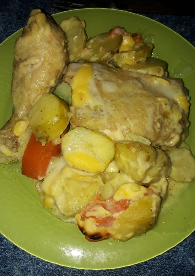 Una foto de Pollo con verduras bañado en salsa blanca