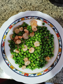 Una foto de Guisantes salteados con gambitas 🦐🦐🦐