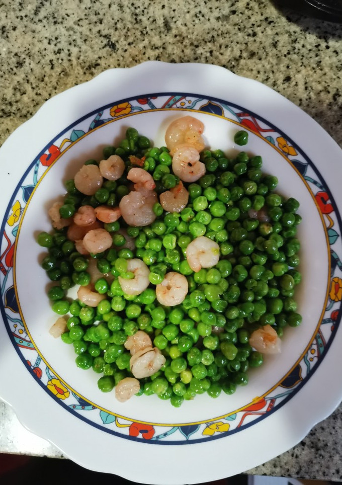 Una foto de Guisantes salteados con gambitas 🦐🦐🦐