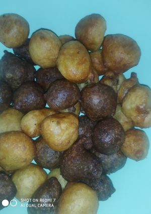 A picture of Plain and chocolate Puff puff.