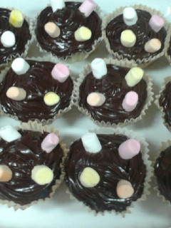 Una foto de Cupcakes de vainilla con frosting de chocolate