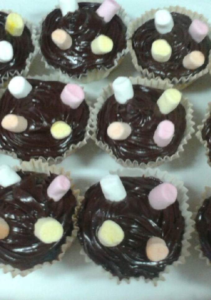 Una foto de Cupcakes de vainilla con frosting de chocolate