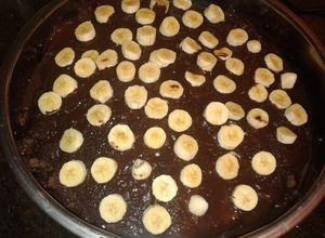 صورة لوصفة كيكة شوكولا مع صوص الشوكولا الداكنة