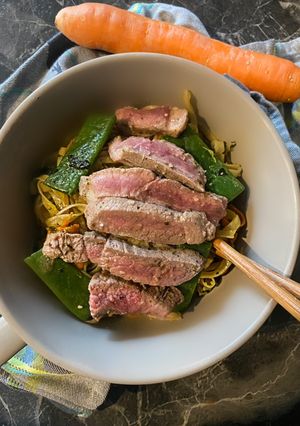 Une photo de 74• 🍜 Nouille de Riz à l’agneau épinard et haricot plat 🥬