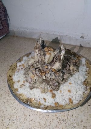 صورة لوصفة المنسف على الحطب